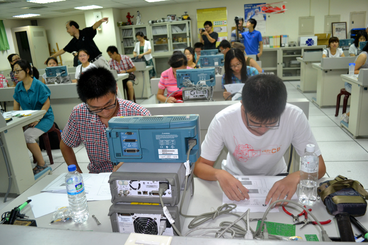 与中华大学开展电子实践比赛